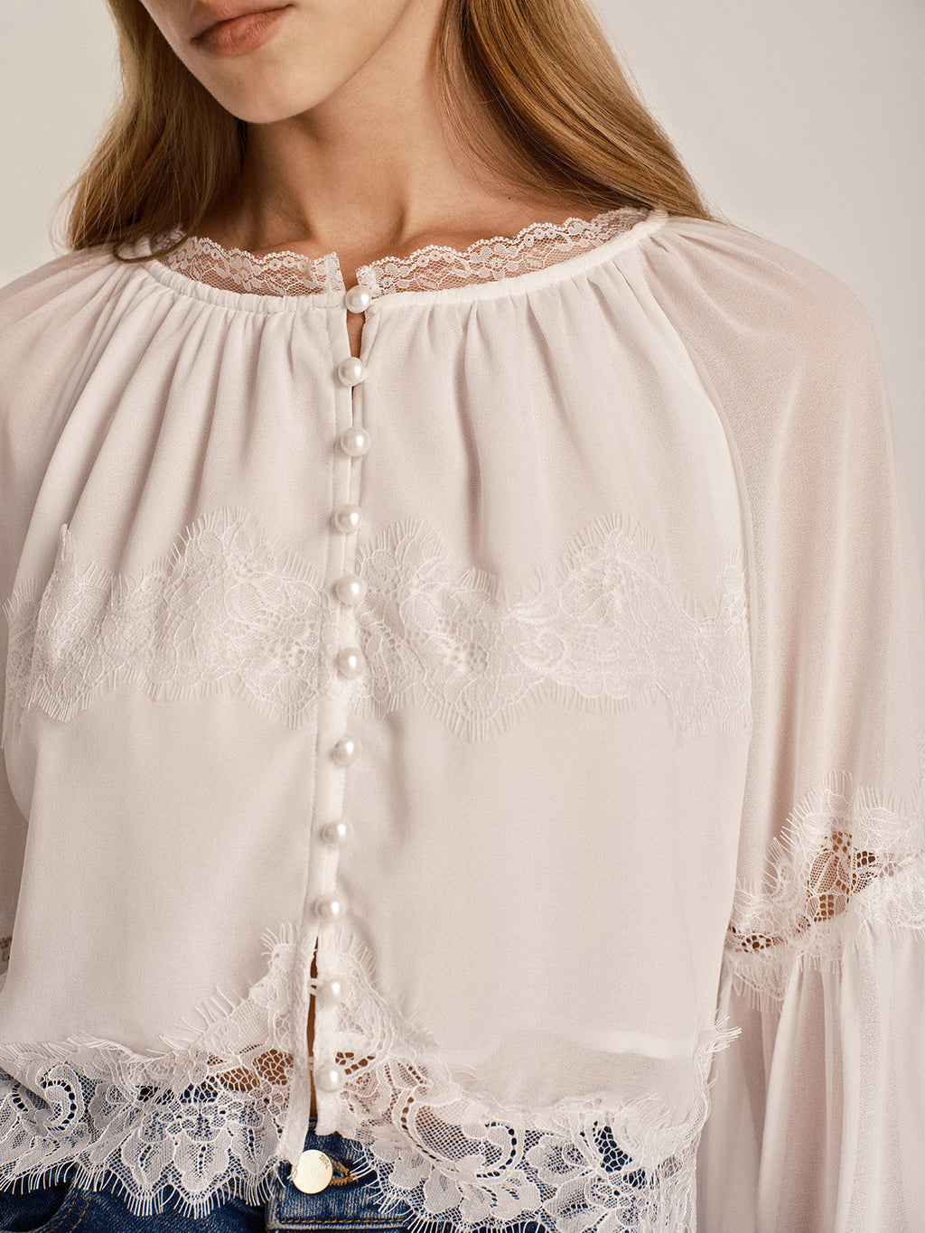 Bluse aus transparentem Chiffon mit Spitzenborte und Glockenärmeln