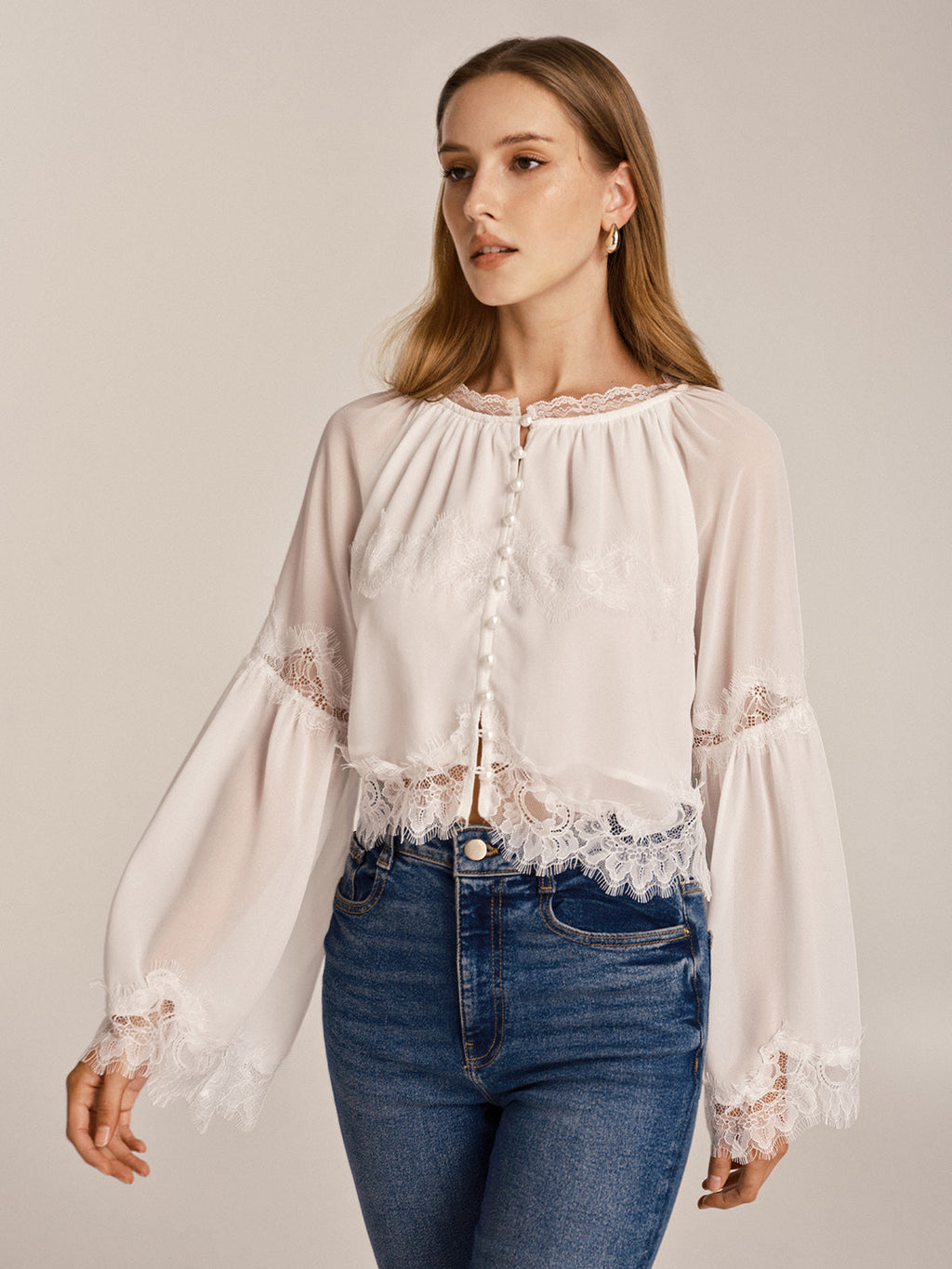 Bluse aus transparentem Chiffon mit Spitzenborte und Glockenärmeln