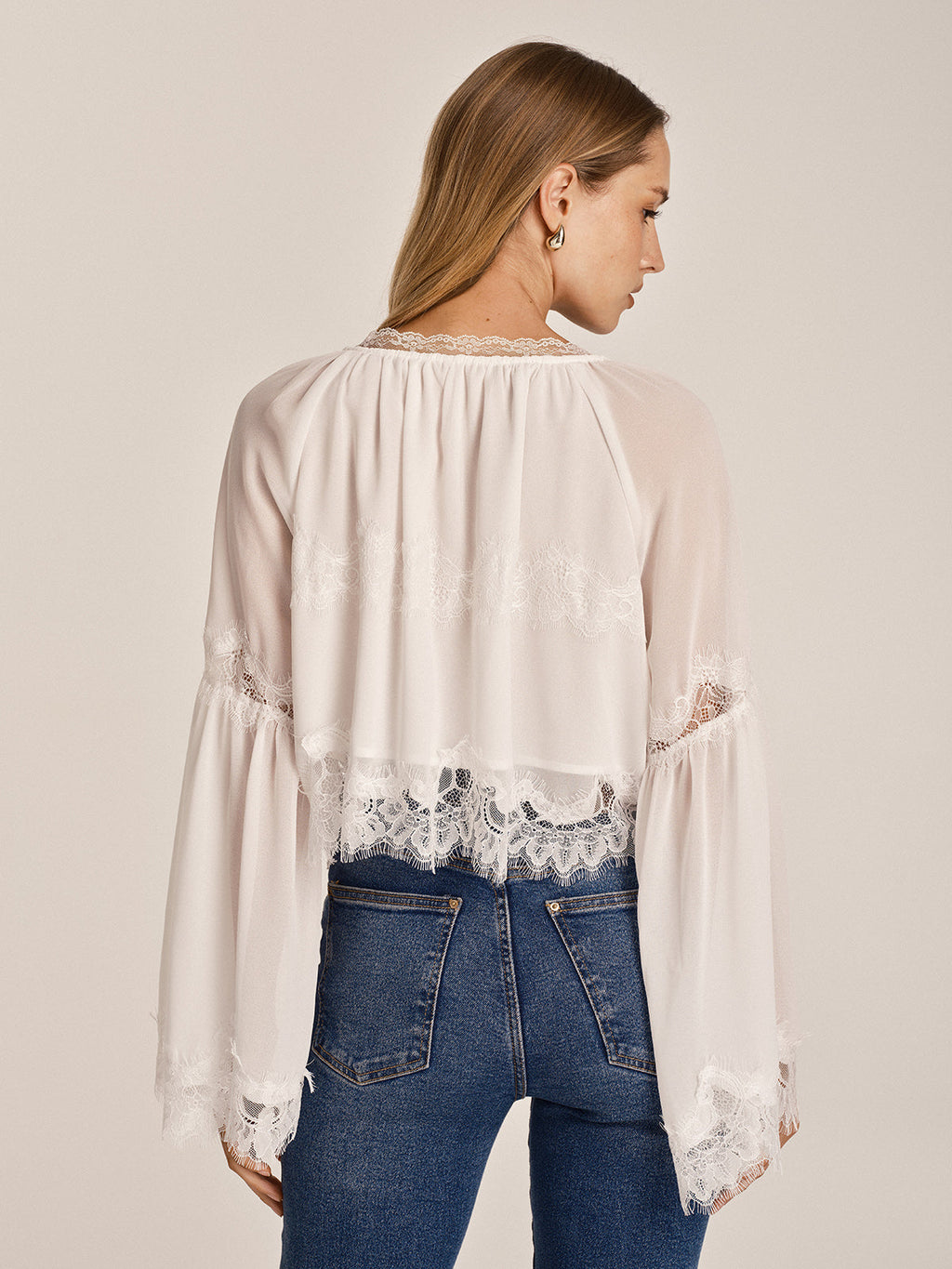 Bluse aus transparentem Chiffon mit Spitzenborte und Glockenärmeln