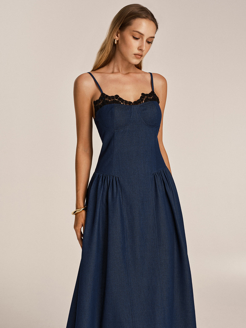 Maxikleid mit Spitzendetails und Denim-Optik