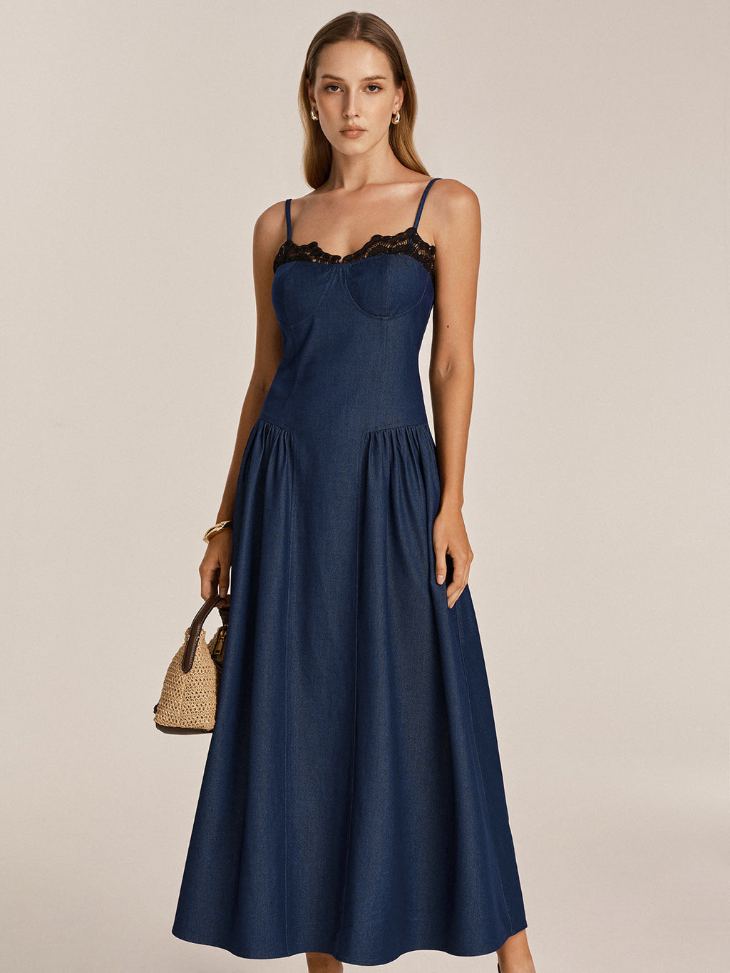Maxikleid mit Spitzendetails und Denim-Optik