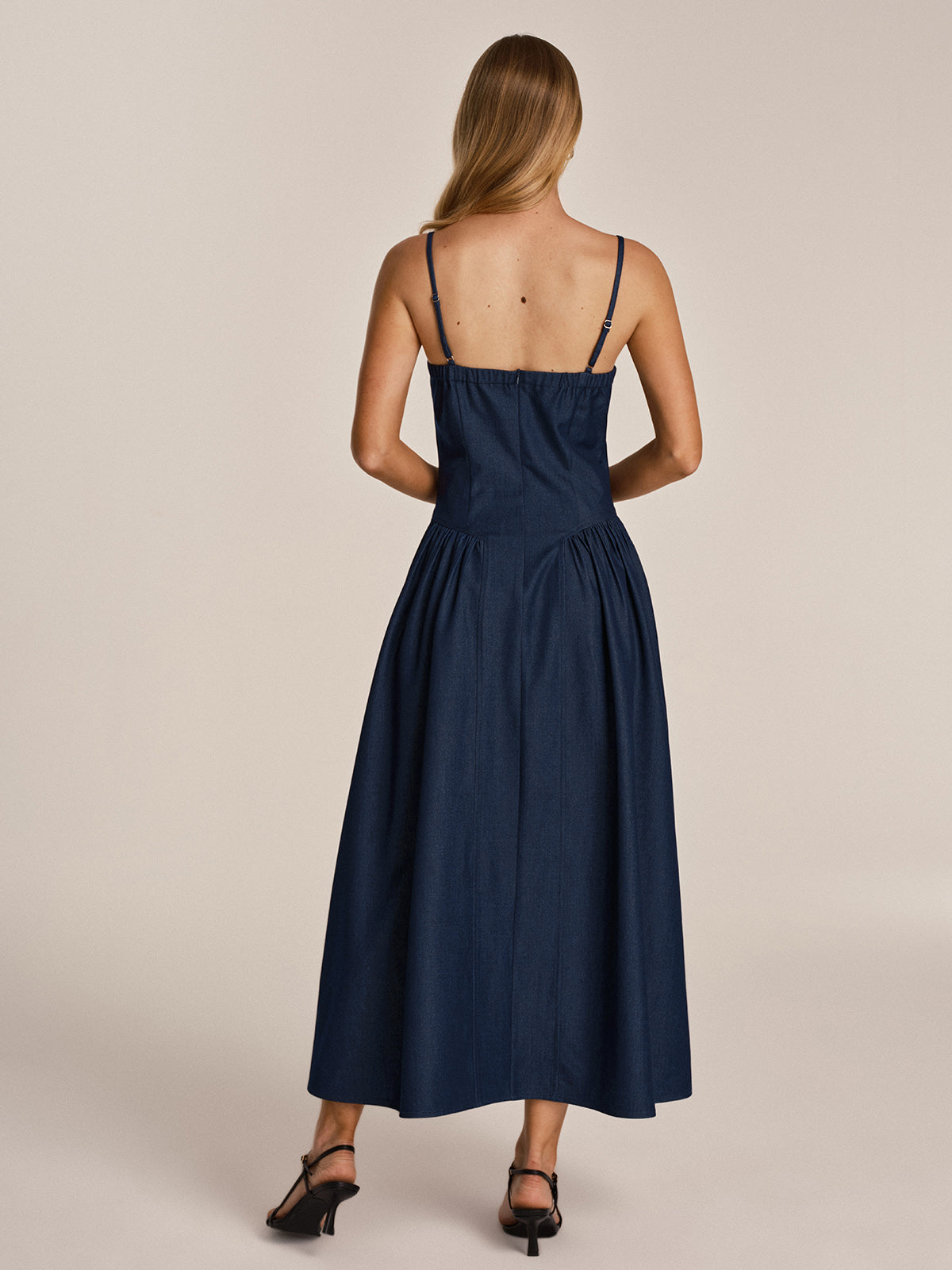 Maxikleid mit Spitzendetails und Denim-Optik