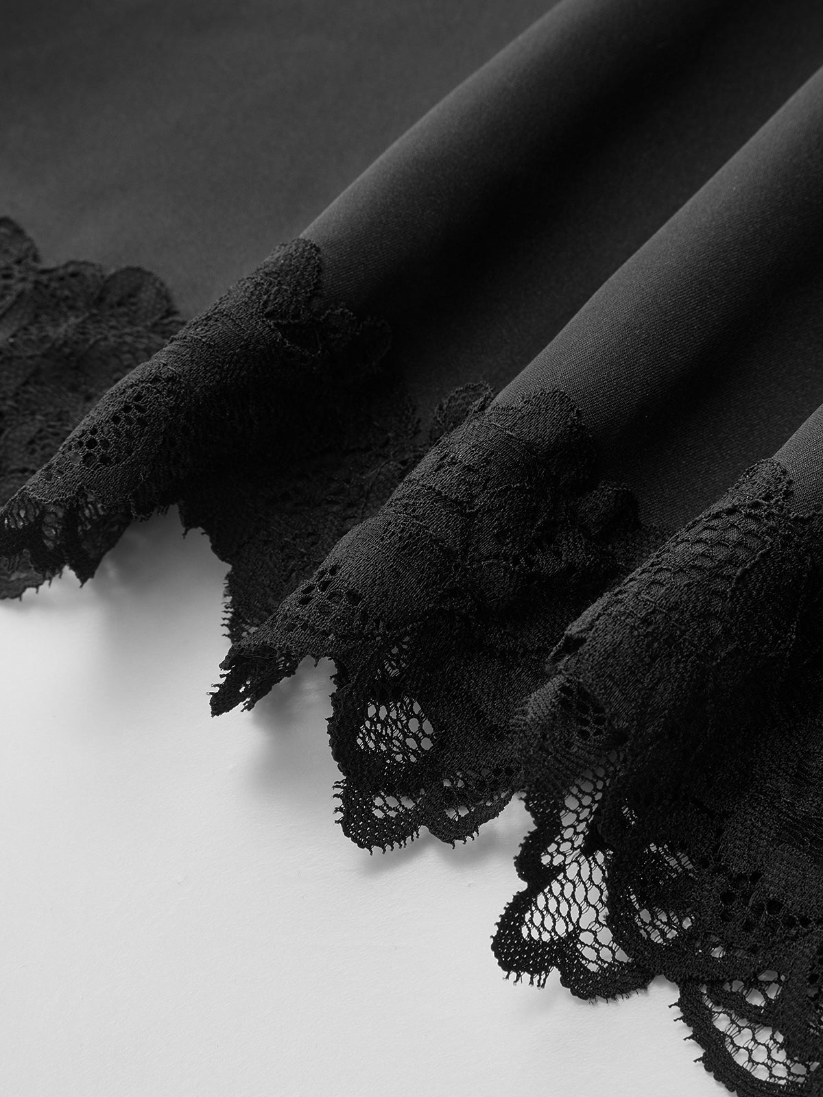 Ensemble top licou en dentelle et pantalon à pois