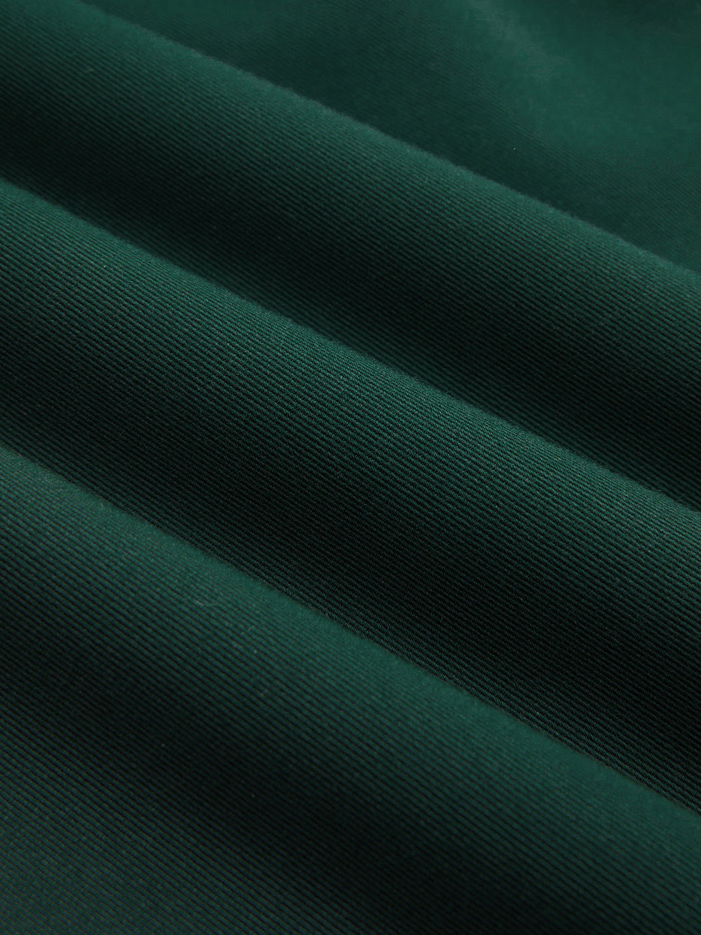 Hose mit hohem Bund, Gürtel, Falten und weitem Bein