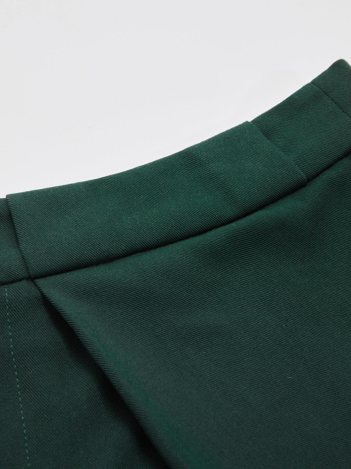 Hose mit hohem Bund, Gürtel, Falten und weitem Bein