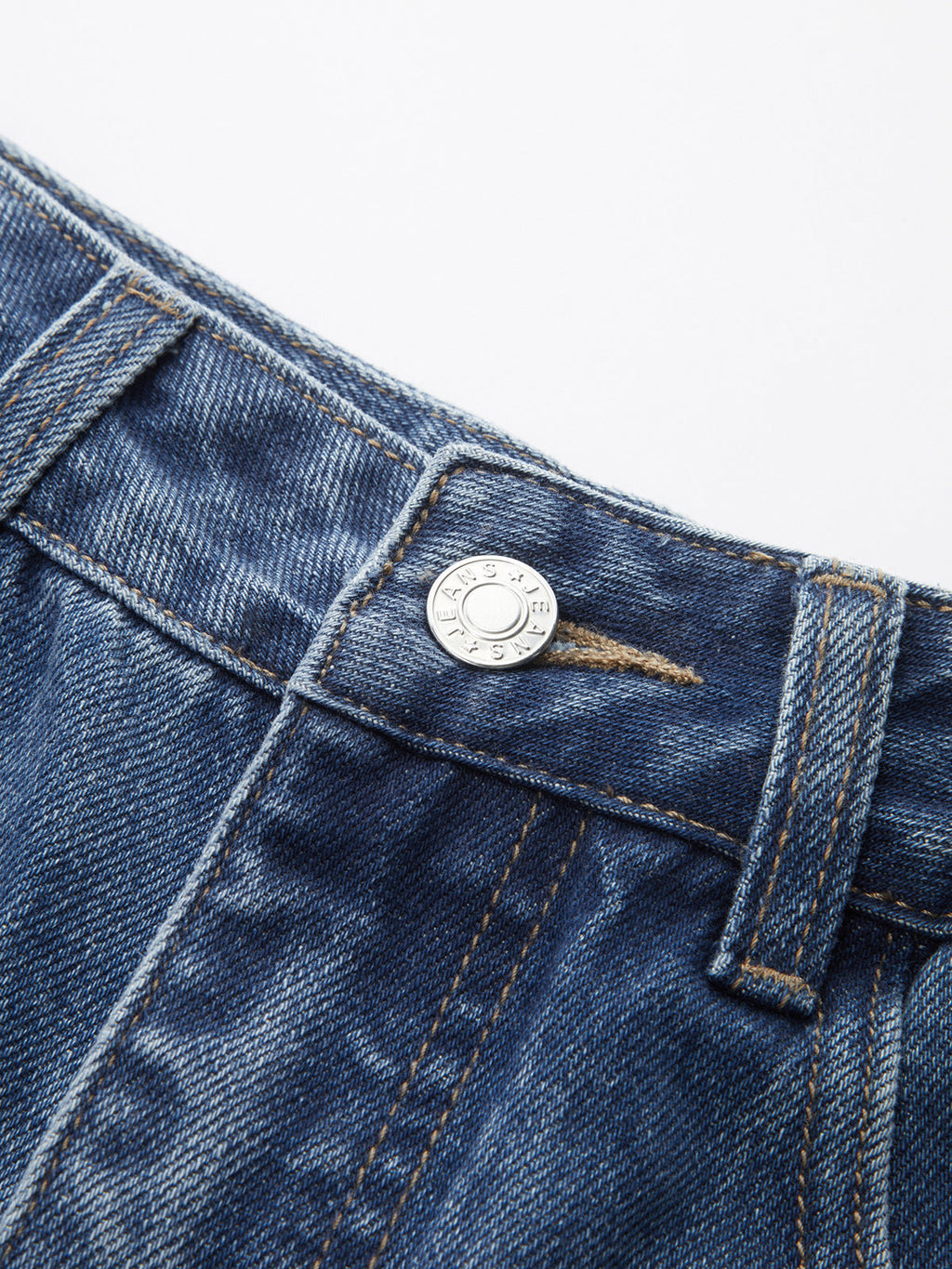 Jeans mit weitem Bein, seitlichem Schlitz und mittlerer Bundhöhe