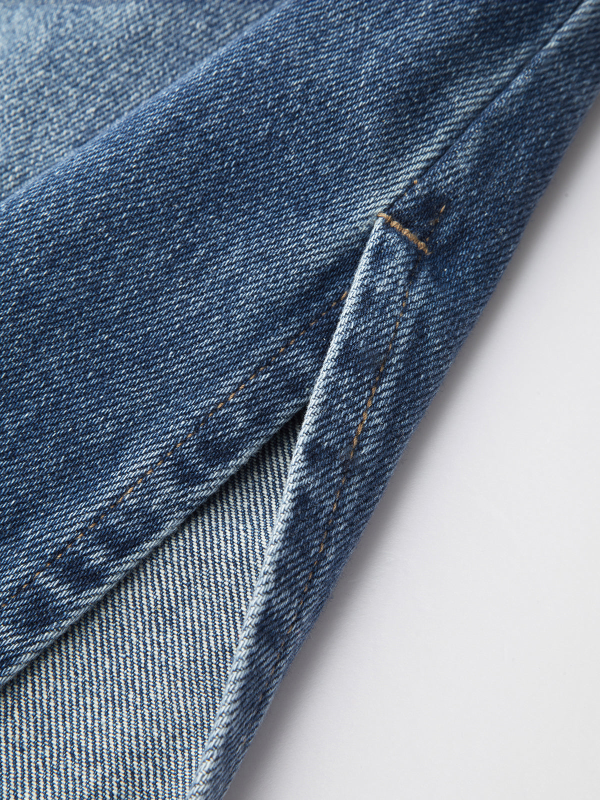 Jeans mit weitem Bein, seitlichem Schlitz und mittlerer Bundhöhe