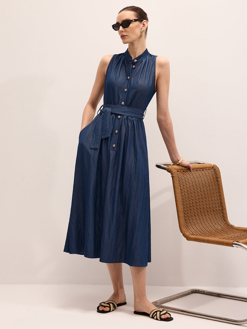 Robe longue sans manches ceinturée en mélange de coton