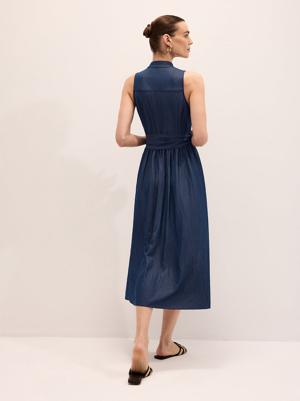 Robe longue sans manches ceinturée en mélange de coton