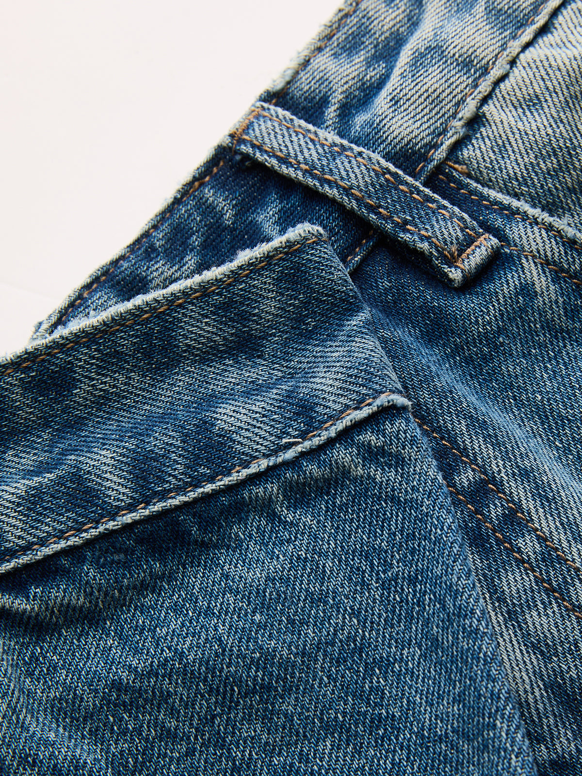Asymmetrische Jeans mit weitem Bein und Bund
