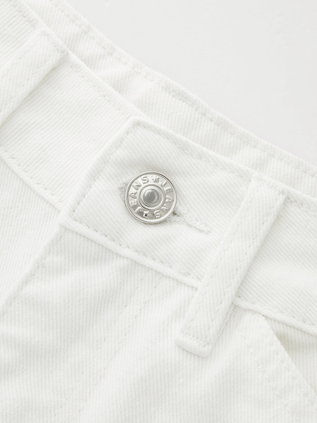 Jeans mit gebogenem Bein und mittelhohem Bund