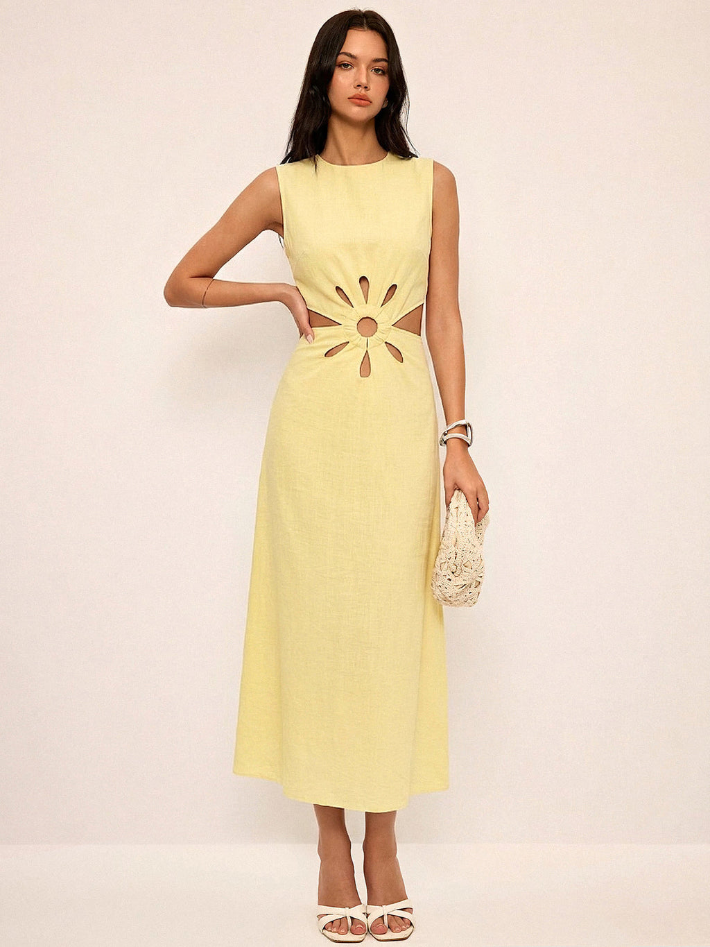 Robe longue sans manches avec découpes à la taille
