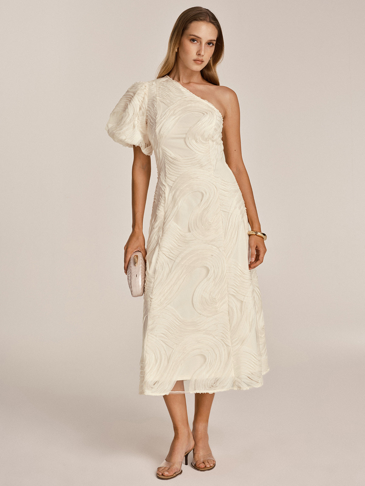 Robe mi-longue asymétrique en maille texturée à volants