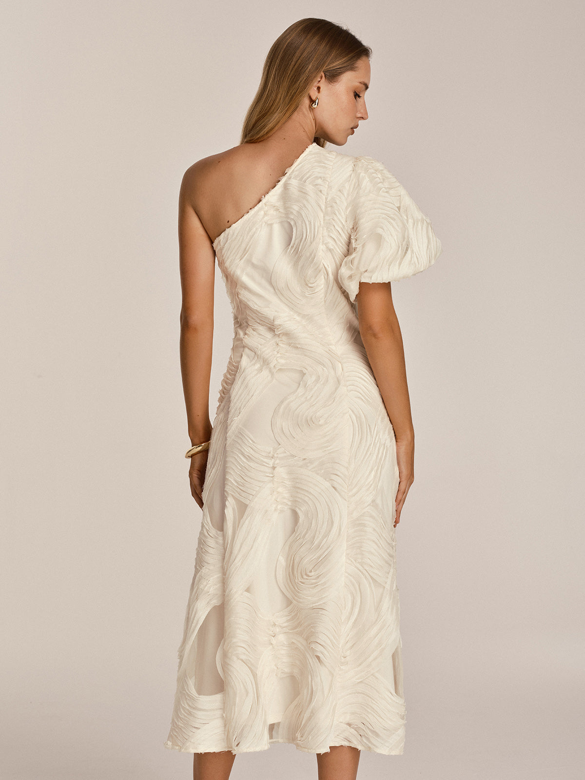 Robe mi-longue asymétrique en maille texturée à volants