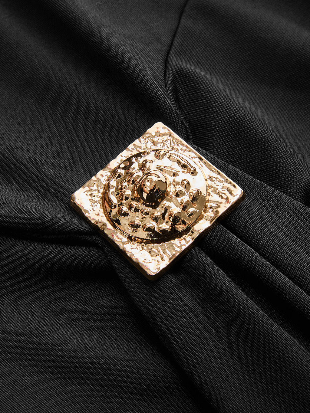 Neckholder-Maxikleid mit Raffungen und Verzierungen