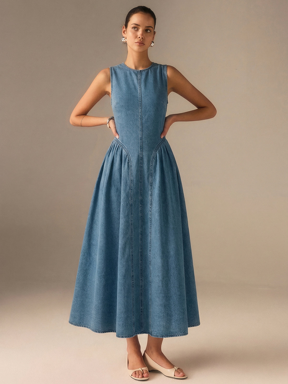 Ärmelloses rückenfreies Maxikleid aus Denim