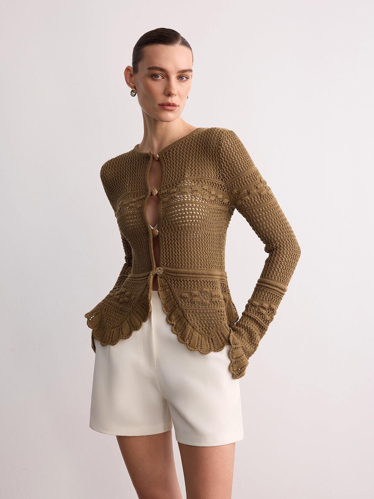 Gehäkelter Strickcardigan mit Wellensaum und langen Ärmeln