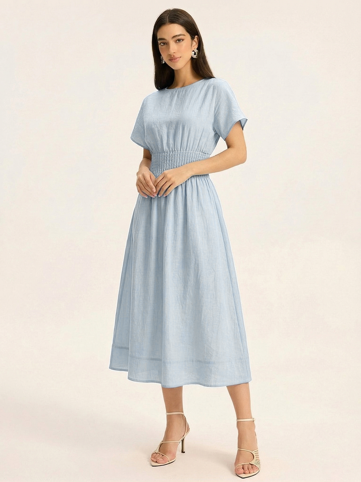 Robe midi froncée à la taille et manches courtes