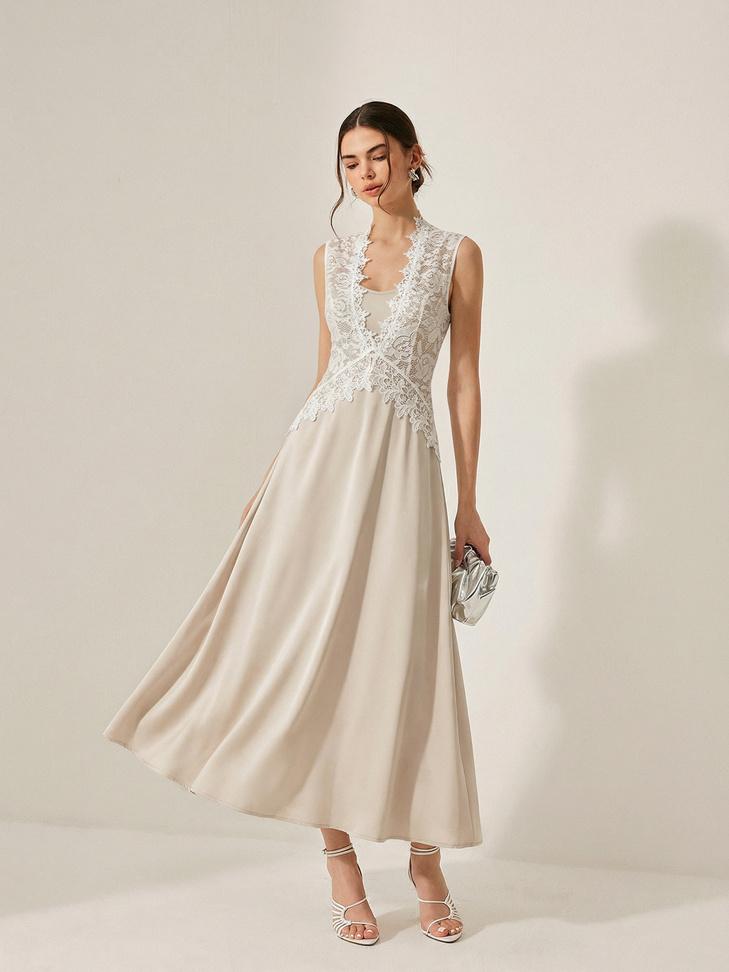 Ensemble deux pièces : robe caraco en satin et gilet en dentelle