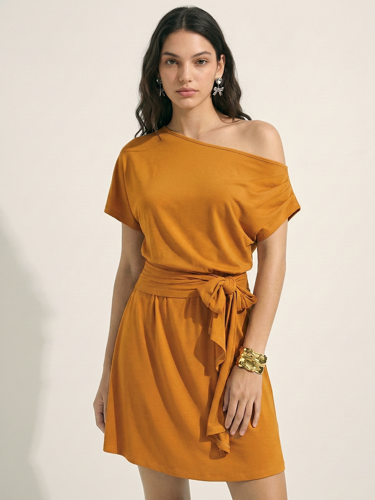 Off-Shoulder-Minikleid mit Bindegürtel