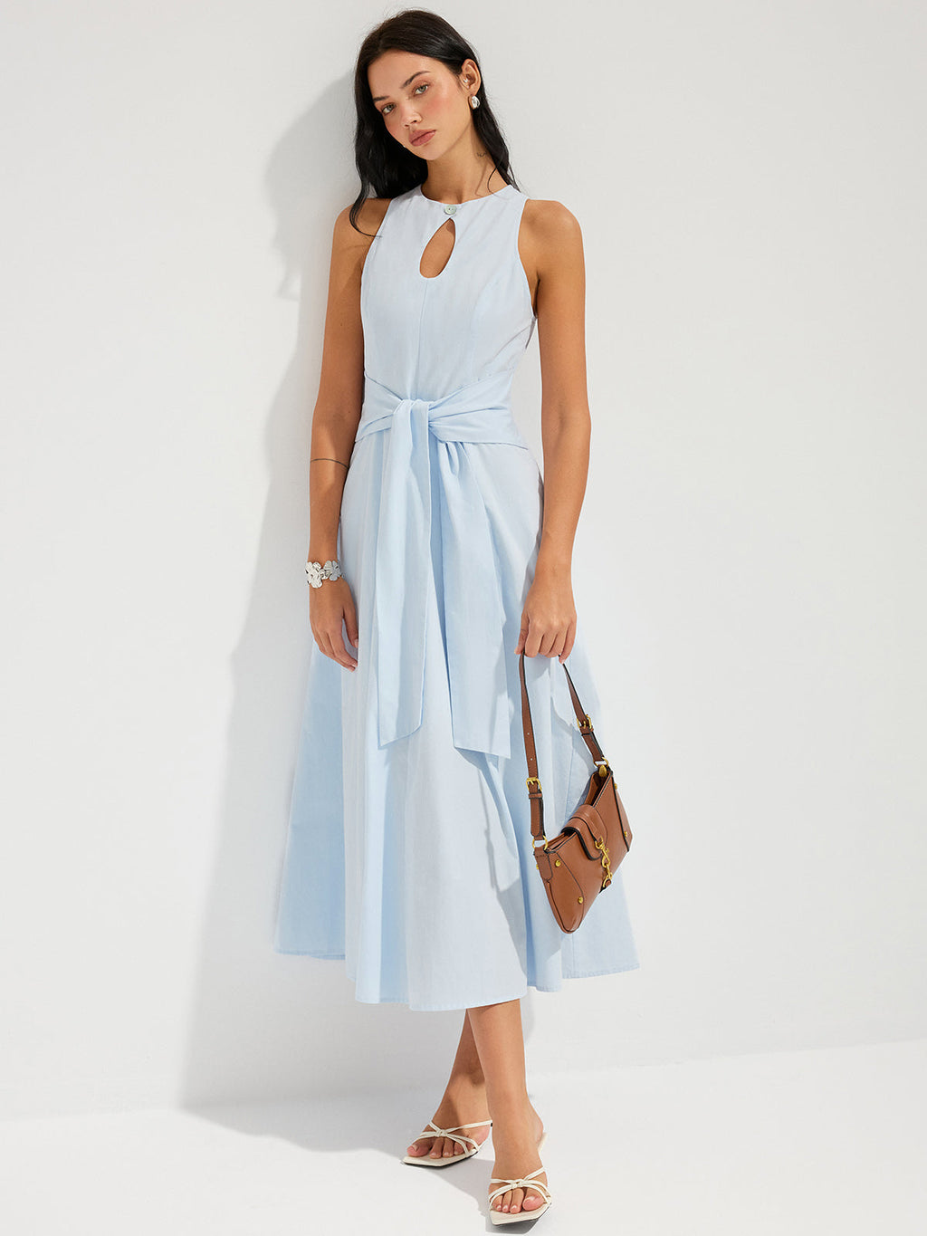 Robe longue en coton sans manches avec découpe et taille nouée