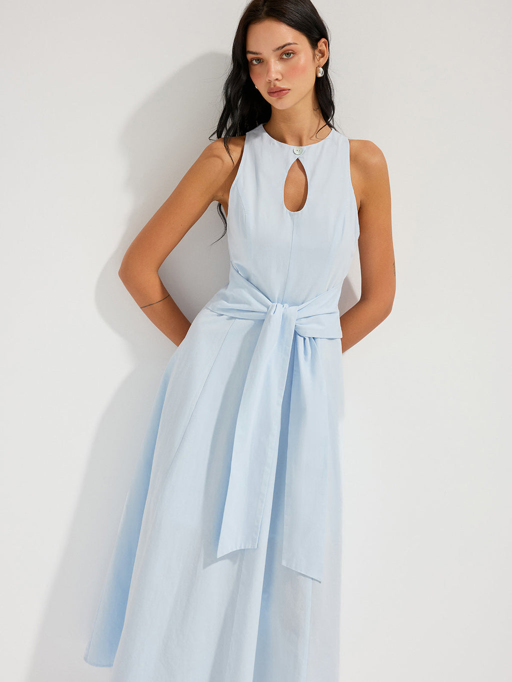Robe longue en coton sans manches avec découpe et taille nouée