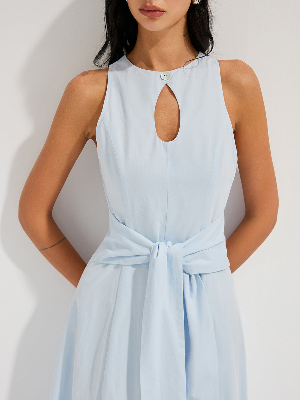 Robe longue en coton sans manches avec découpe et taille nouée
