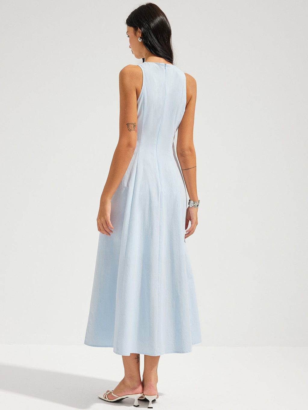 Robe longue en coton sans manches avec découpe et taille nouée