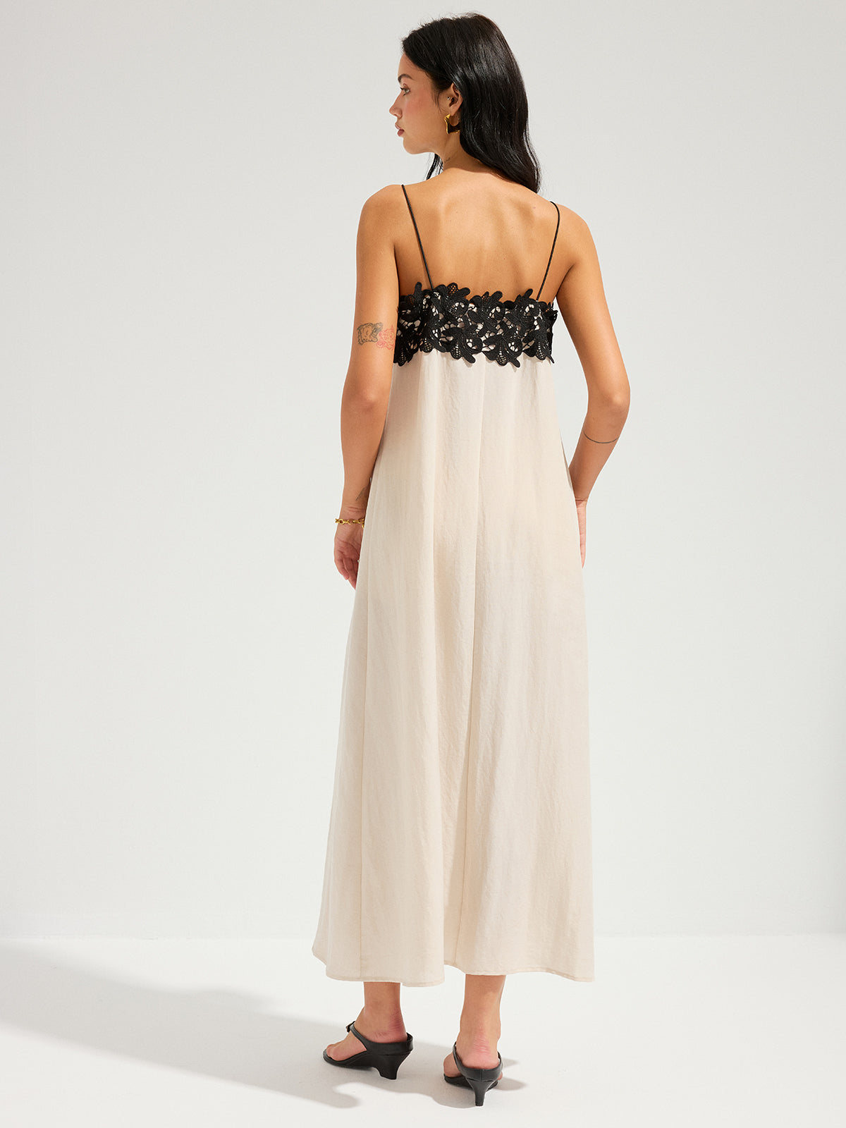 Maxikleid aus Leinenmix mit Spitzenbesatz