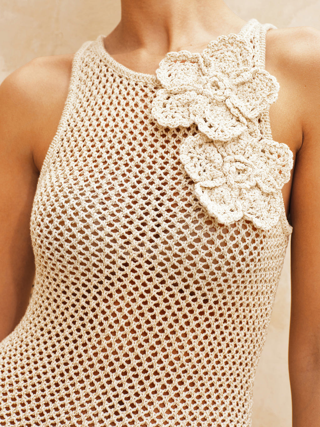 Mini-robe sans manches ornée de fleurs au crochet