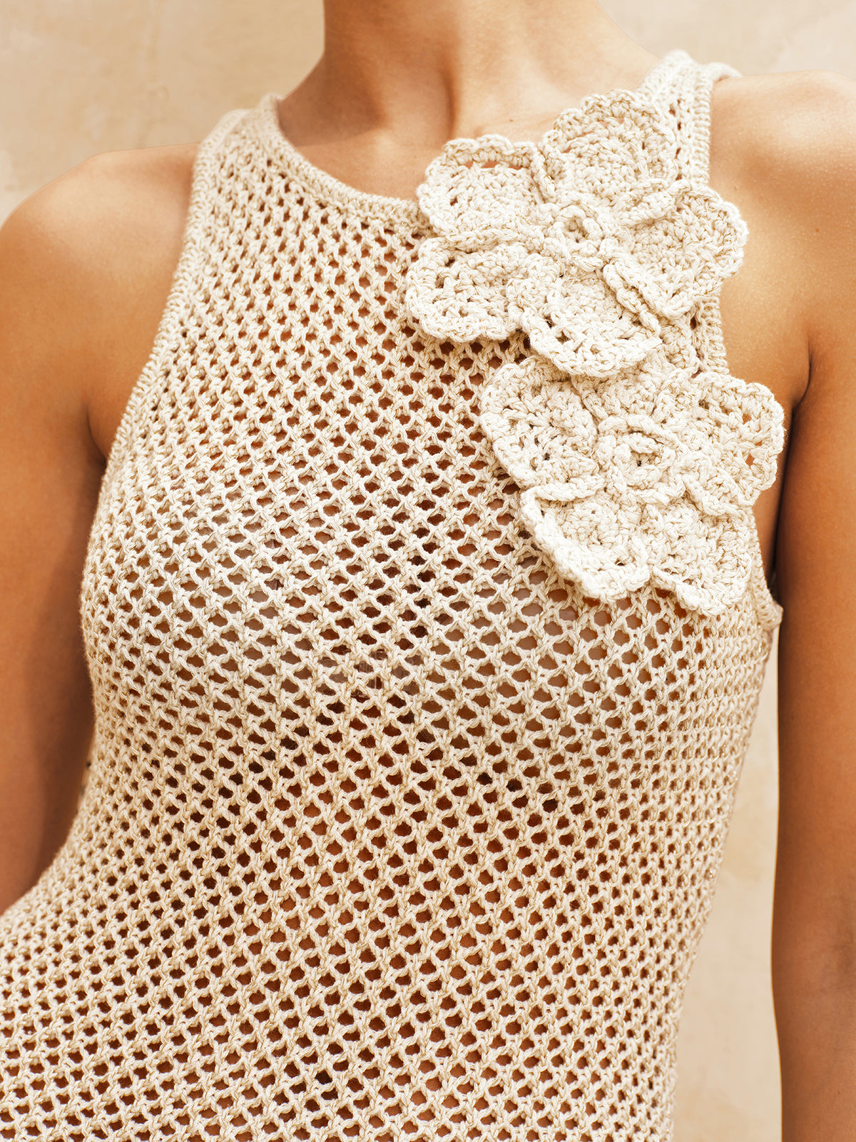 Mini-robe sans manches ornée de fleurs au crochet