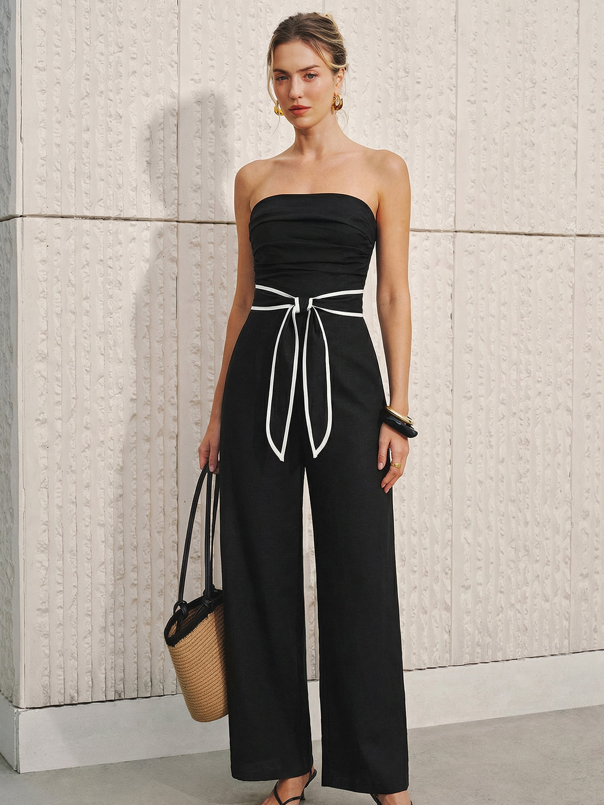 Trägerloser Leinenmix-Jumpsuit mit weitem Bein und Bindegürtel