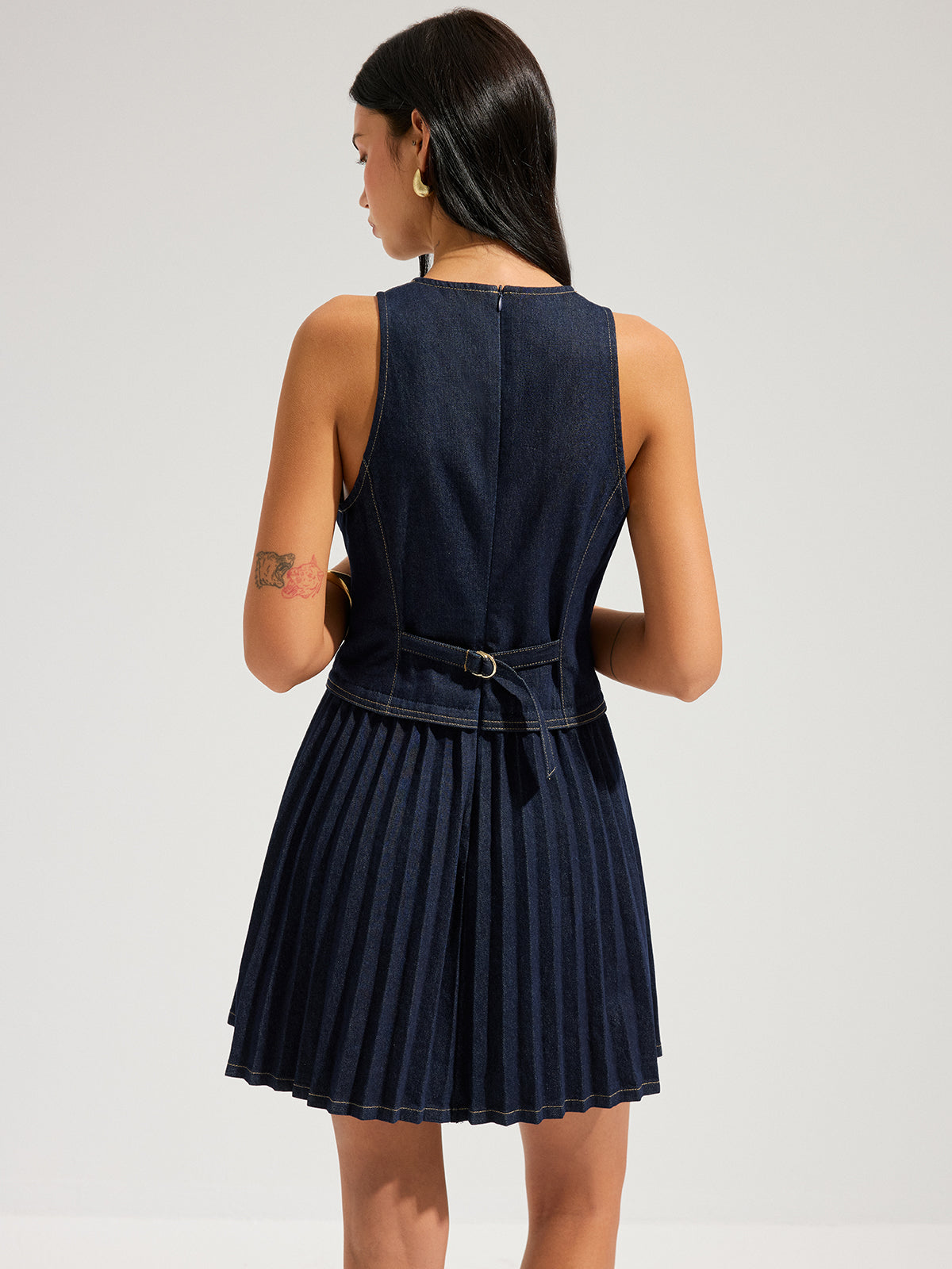 Mini-robe sans manches plissée en jean