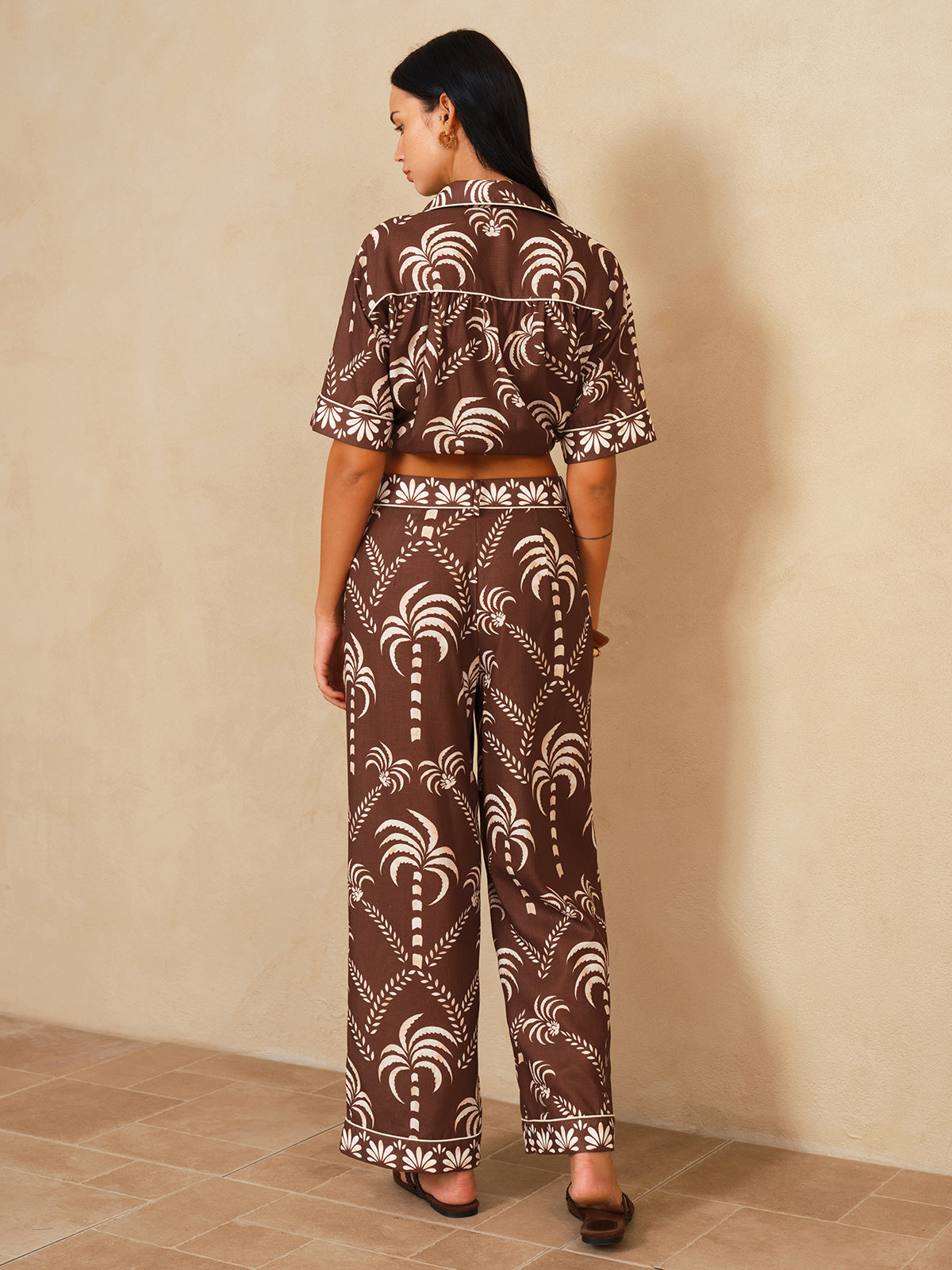 Ensemble chemise nouée et pantalon imprimé palmiers