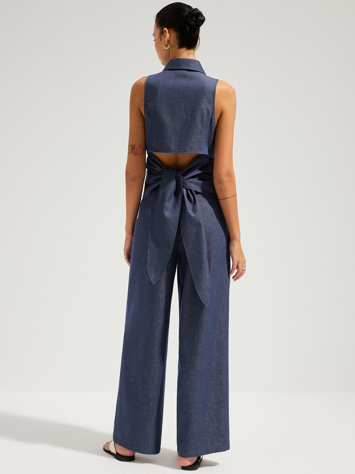 Jeans-Set aus ärmellosem Oberteil mit Rückenschnürung und Hose