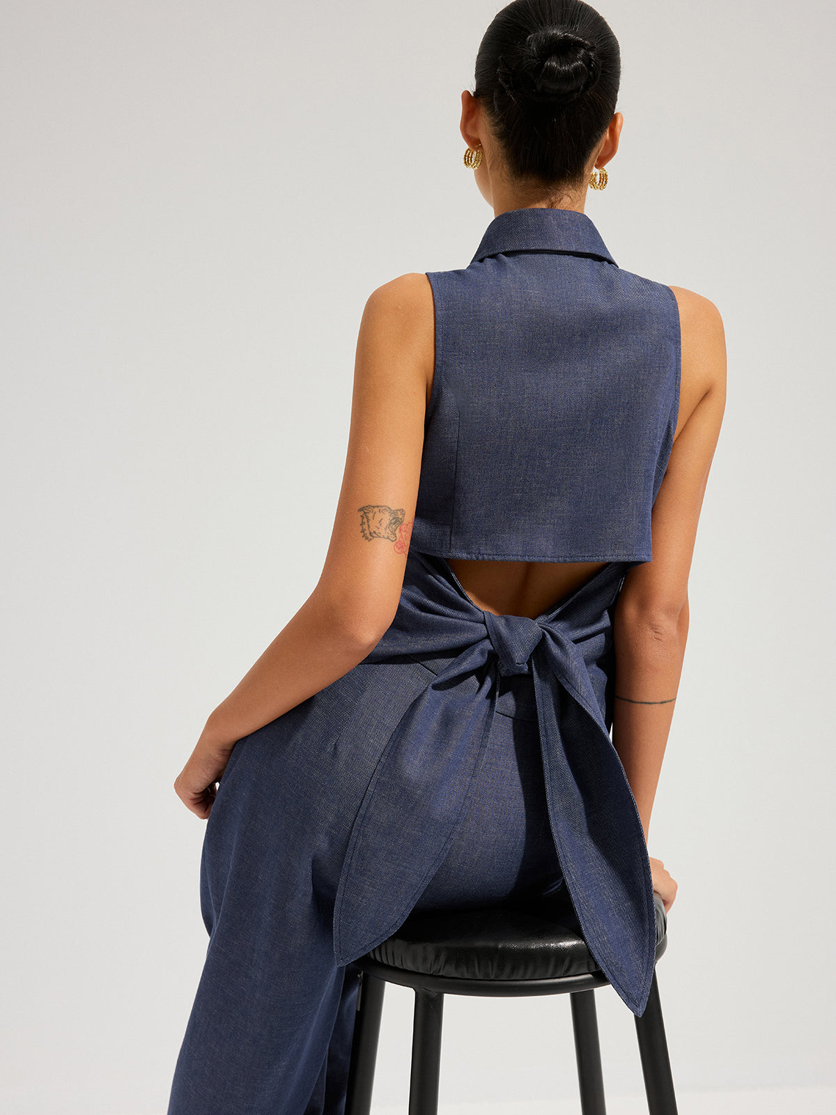 Jeans-Set aus ärmellosem Oberteil mit Rückenschnürung und Hose