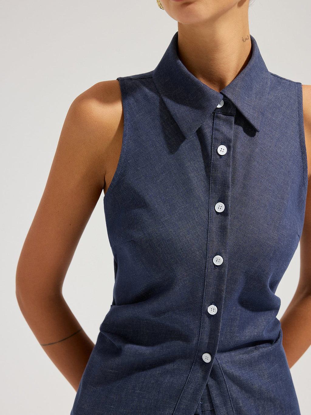 Ensemble chemise sans manches à nouer dans le dos et pantalon en jean