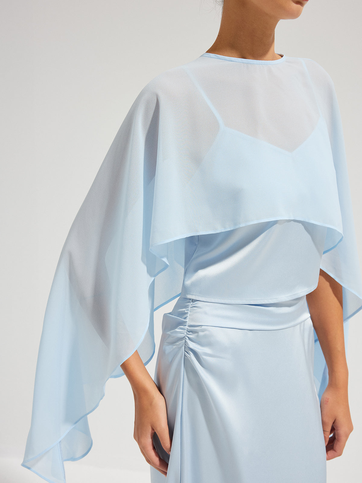 Set aus transparentem Cape-Oberteil und Satin-Maxirock