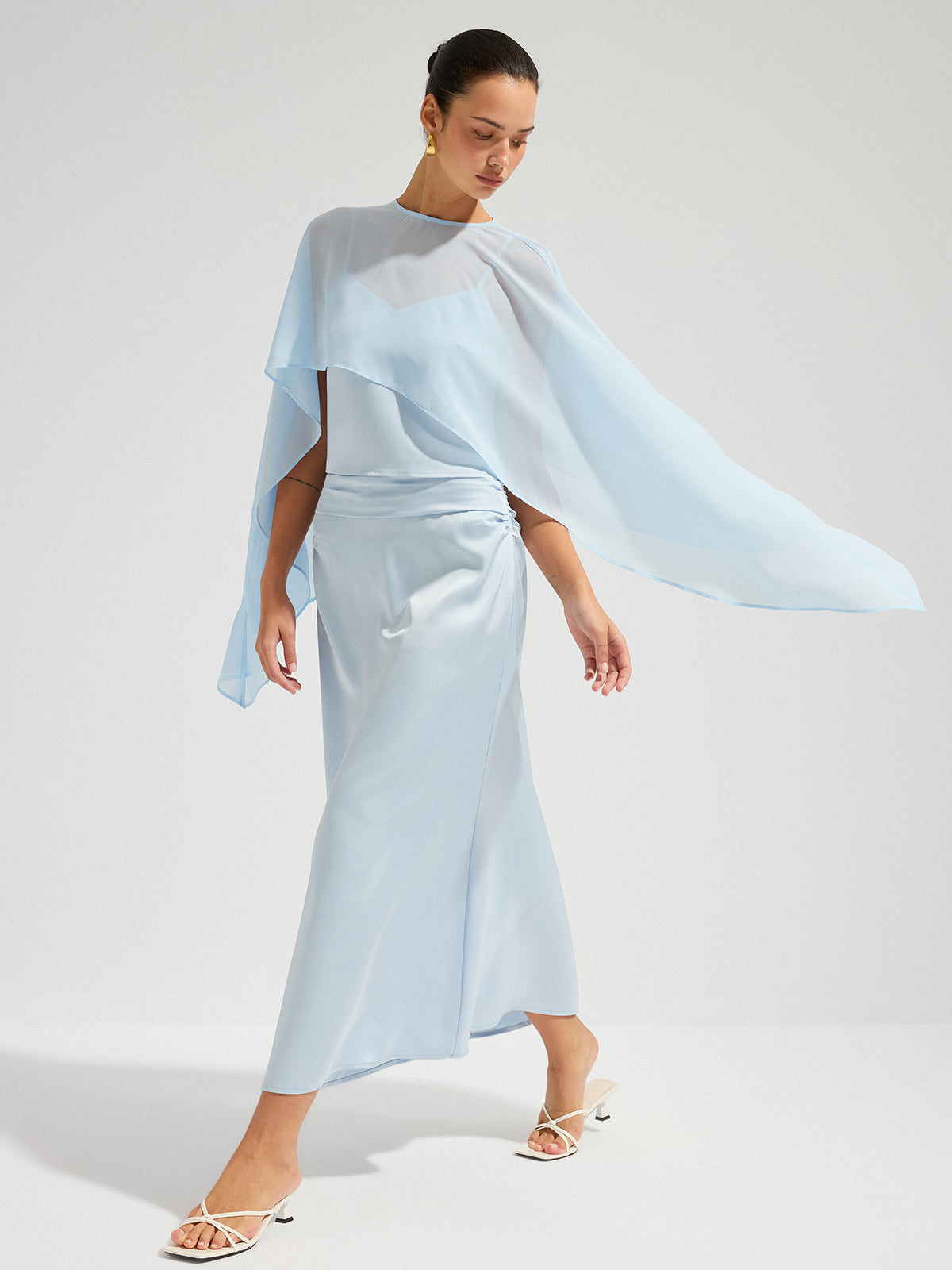 Set aus transparentem Cape-Oberteil und Satin-Maxirock