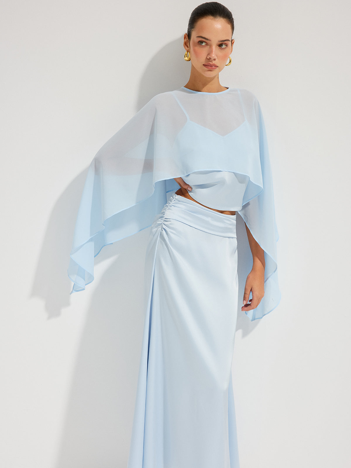 Set aus transparentem Cape-Oberteil und Satin-Maxirock