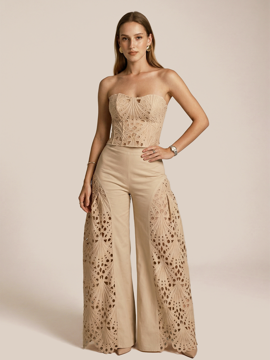 Ensemble haut sans bretelles à œillets et pantalon large