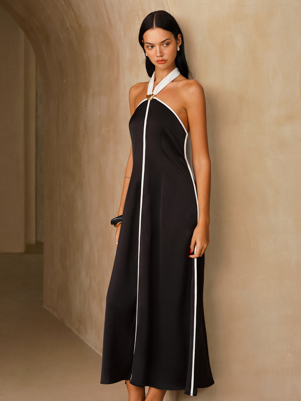Satin-Neckholderkleid mit Kontrastbesatz