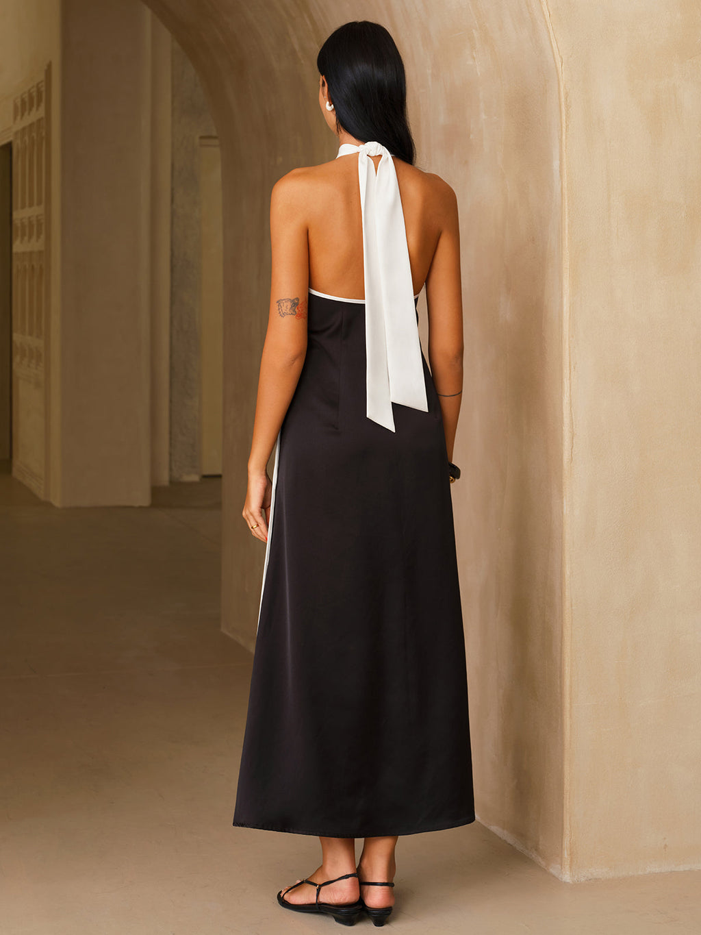 Satin-Neckholderkleid mit Kontrastbesatz