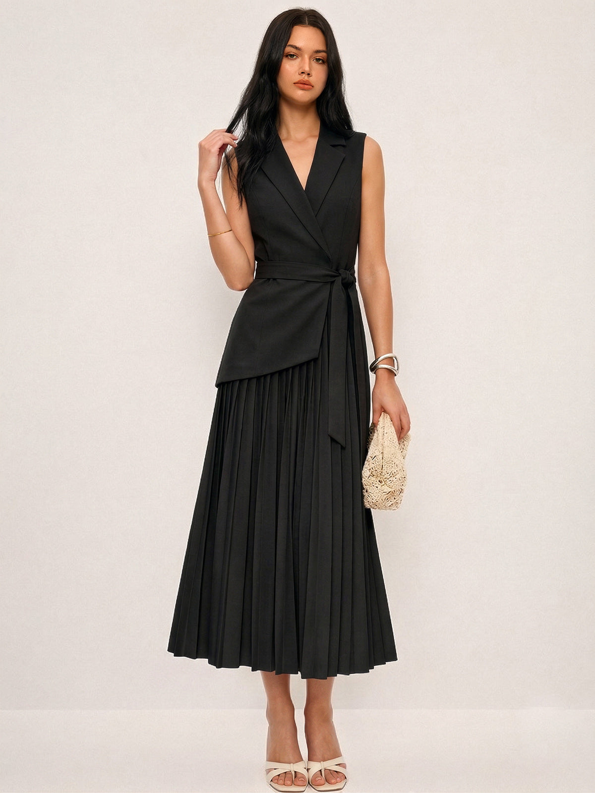 Ärmelloses plissiertes Blazer-Kleid mit Gürtel