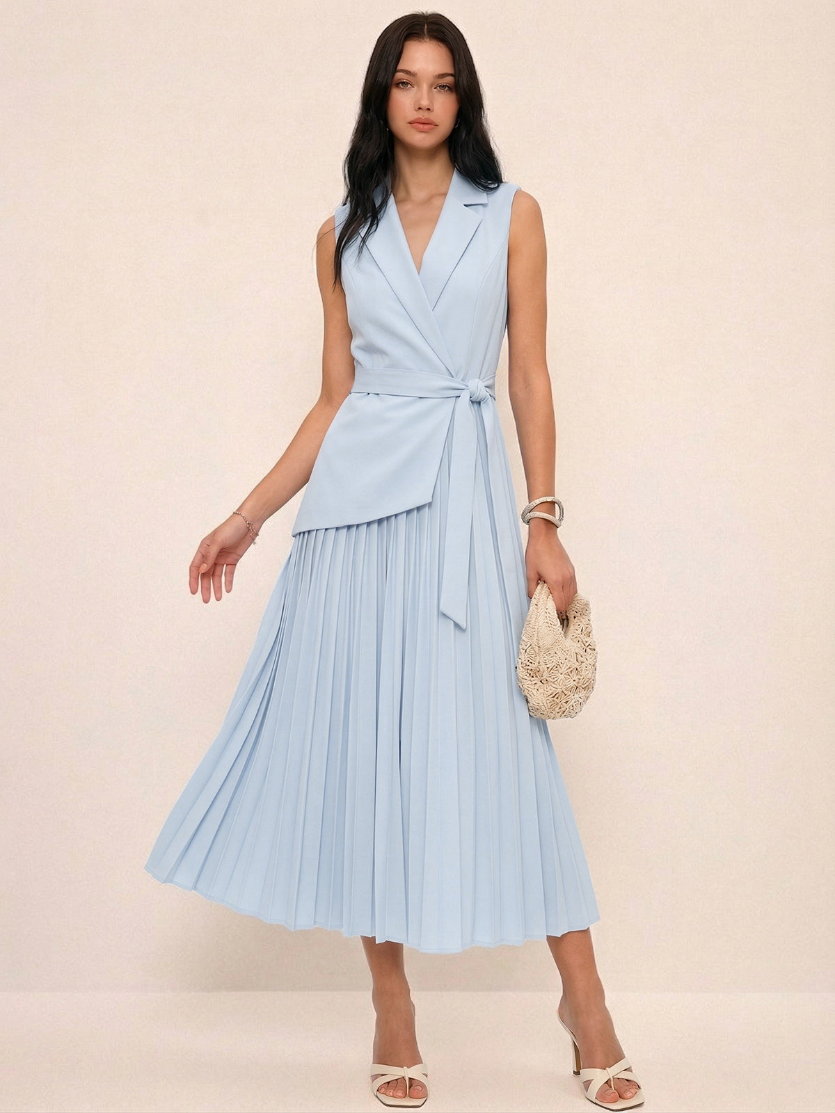 Ärmelloses plissiertes Blazer-Kleid mit Gürtel