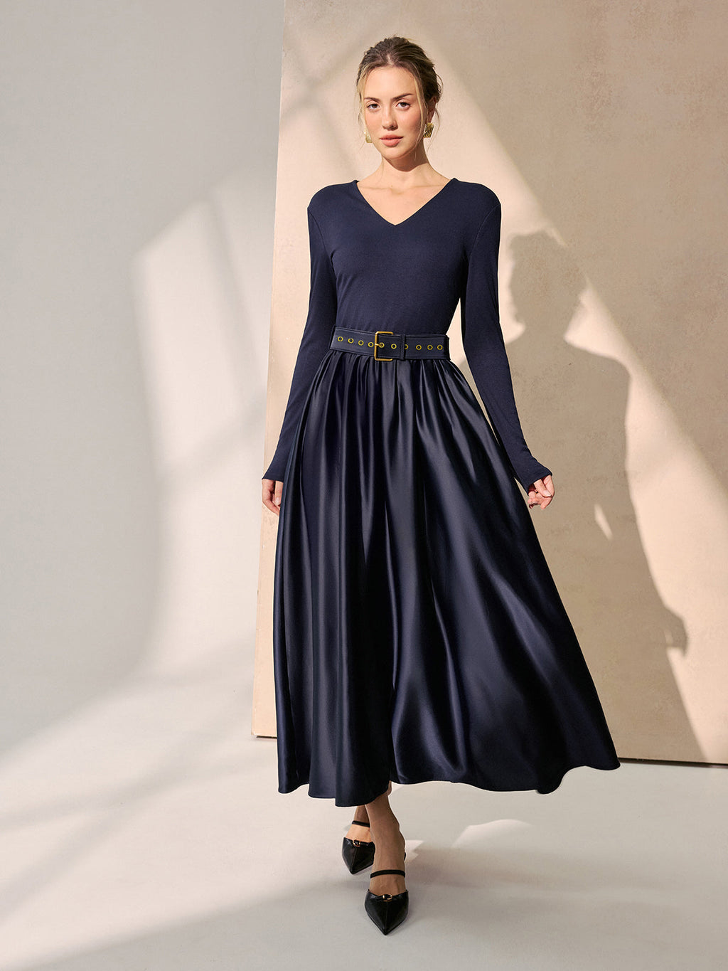 Maxikleid mit V-Ausschnitt, Gürtel und Satin-Einsätzen