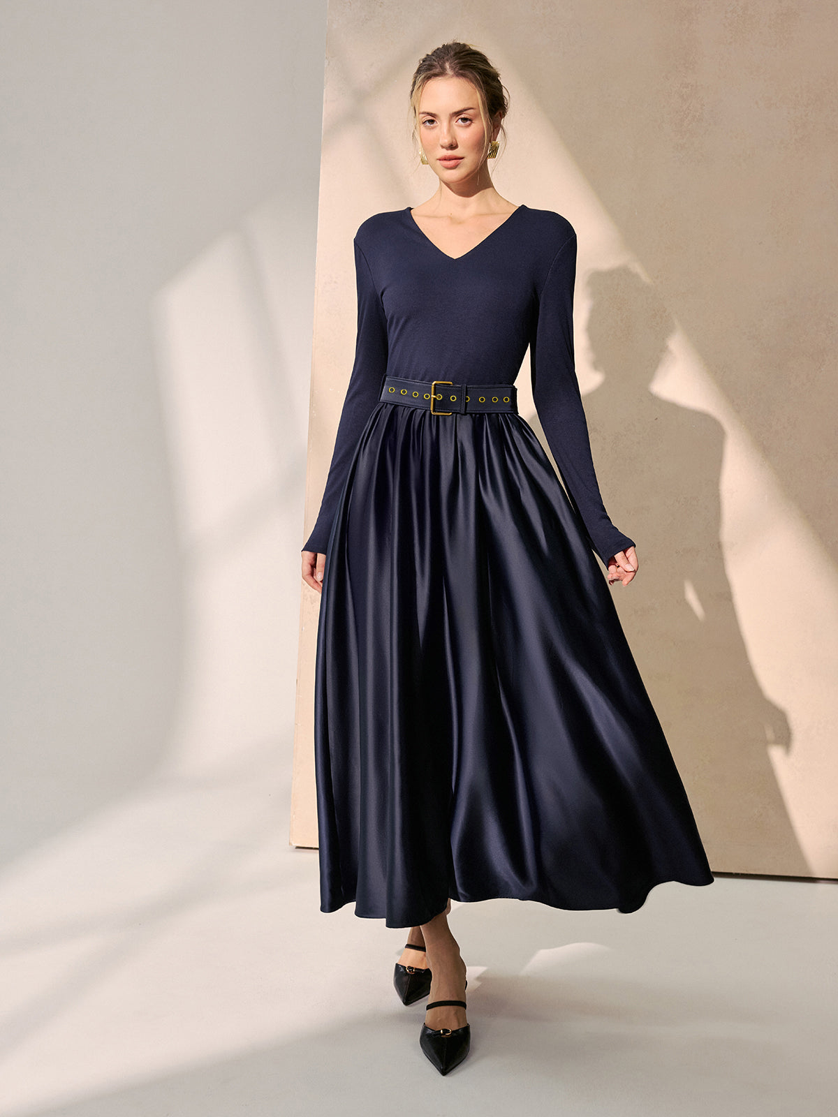 Maxikleid mit V-Ausschnitt, Gürtel und Satin-Einsätzen