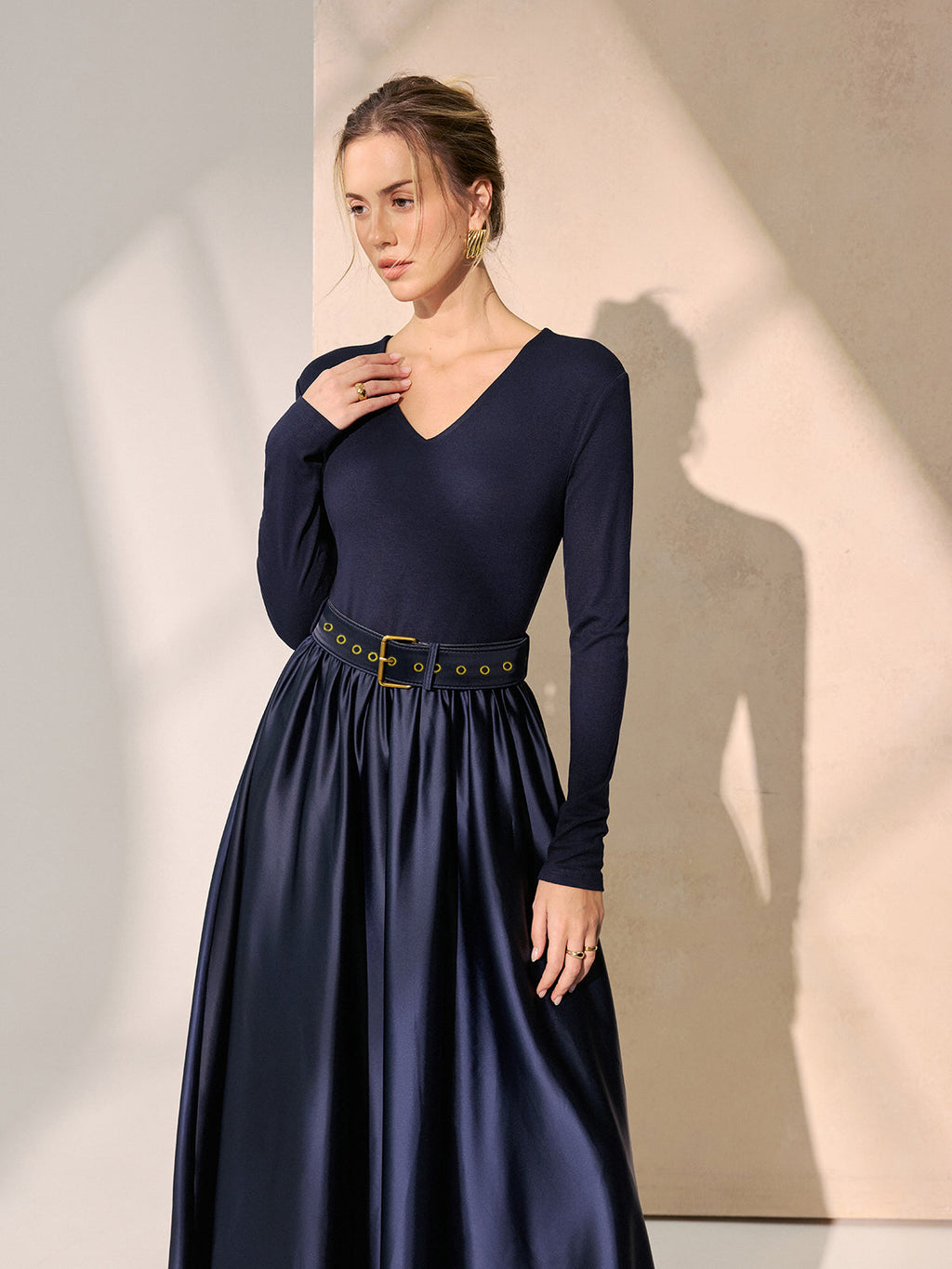 Maxikleid mit V-Ausschnitt, Gürtel und Satin-Einsätzen