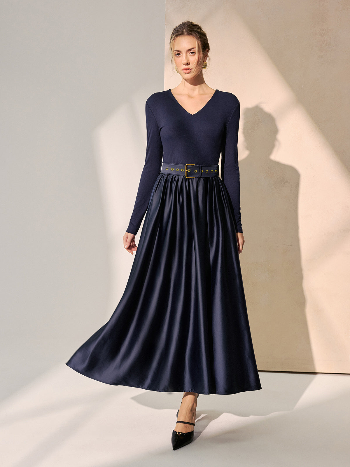 Maxikleid mit V-Ausschnitt, Gürtel und Satin-Einsätzen
