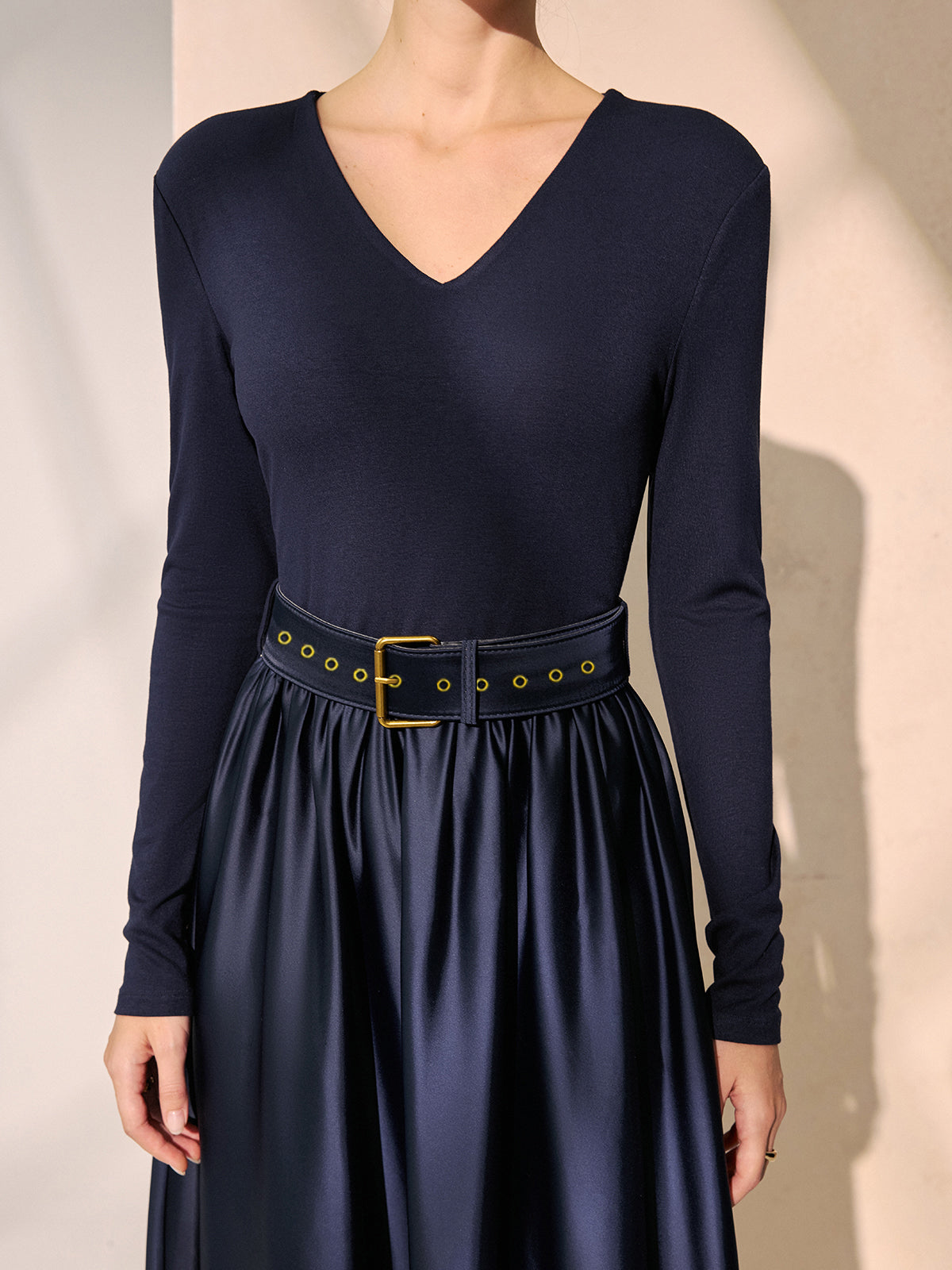 Maxikleid mit V-Ausschnitt, Gürtel und Satin-Einsätzen